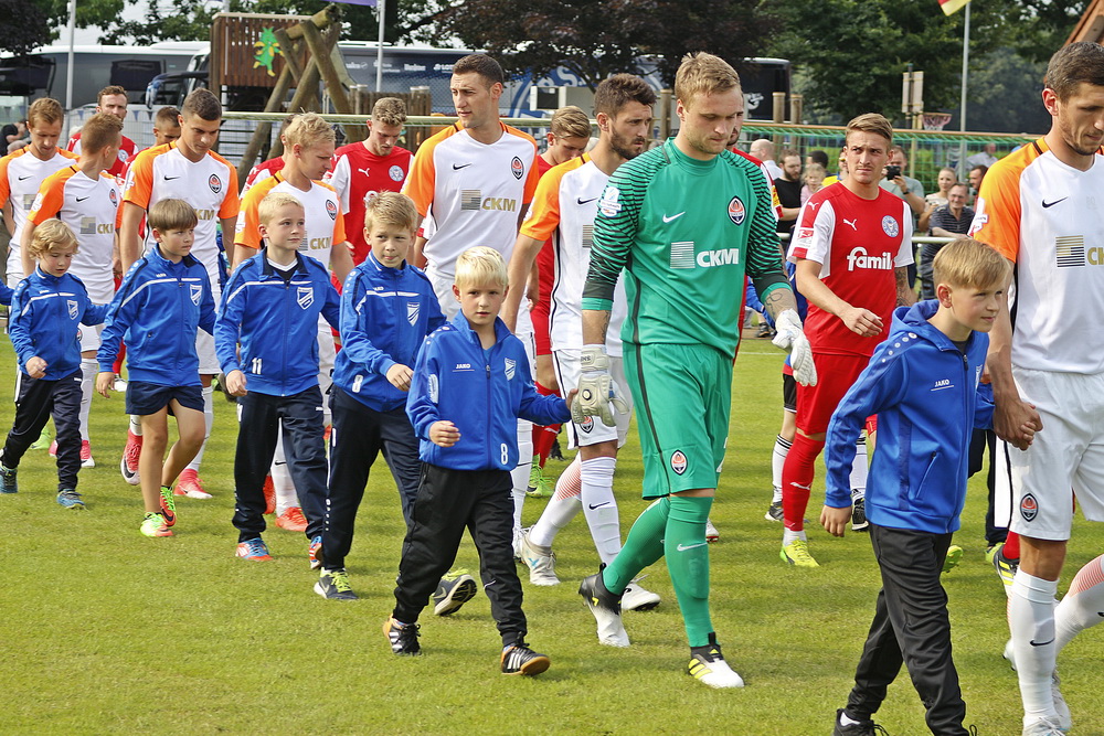 FC Shakhtar Donetsk - Holstein Kiel   -  Einlaufkinder